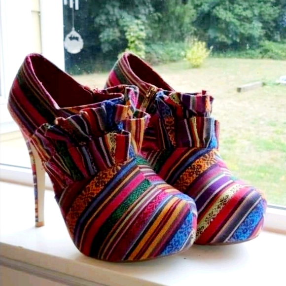 Fancy Tapestry Stilettos - Picture 1 of 4